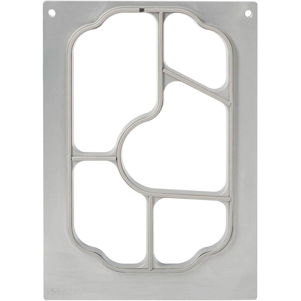 Een rechthoekige metalen plaat met afgeronde hoeken en gaten in de bovenhoek, vergelijkbaar met de "Kassette voor PP-schalen Take Away 85-290 ml, 5-voudig" van Duni GmbH, is door gebogen en rechte secties in verschillende gebieden onderverdeeld.