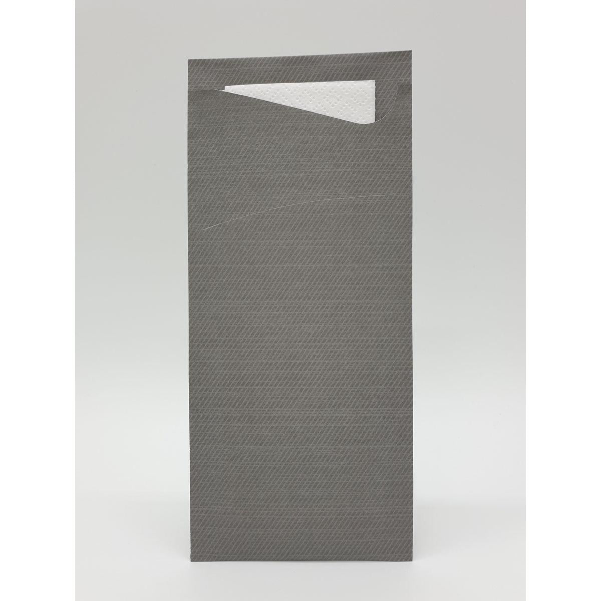 Een grijze, gestructureerde servethouder staat rechtop en houdt een gedeeltelijk zichtbare witte Duni GmbH Sacchetto Zelltuch 190 x 85 mm servet tegen een eenvoudige lichte achtergrond.