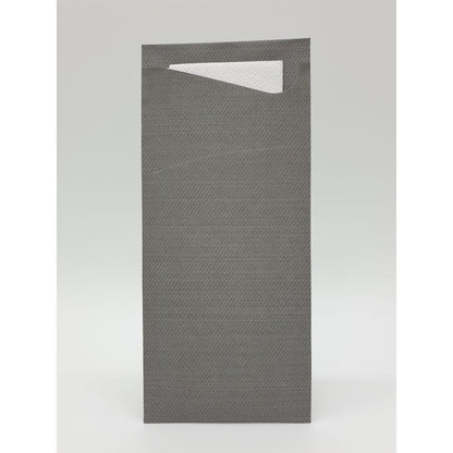 Een grijze, gestructureerde servethouder staat rechtop en houdt een gedeeltelijk zichtbare witte Duni GmbH Sacchetto Zelltuch 190 x 85 mm servet tegen een eenvoudige lichte achtergrond.