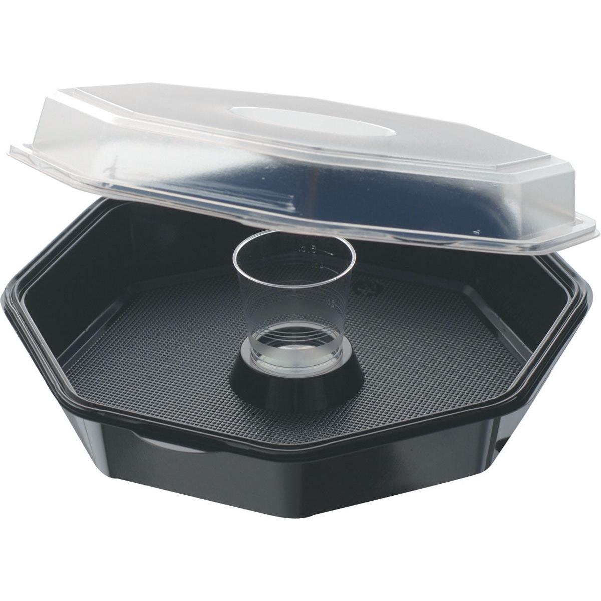 De Octaview® Zwart/Transparant PS Tray 190x190x70 van Duni GmbH (C&C verpakking met 157541, 35 stuks) heeft een heldere koepeldeksel en een centrale beker - perfect voor de georganiseerde voedselpresentatie of als voedselverpakking.