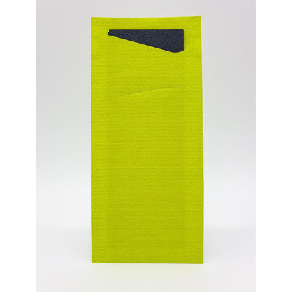 Een rechthoekige gele Sacchetto Zelltuch 190 x 85 mm van Duni GmbH staat rechtop tegen een witte achtergrond, waarvan de zwarte driehoekige flap gedeeltelijk over de bovenrand gevouwen is.