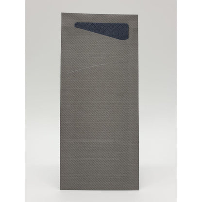 Een hoge, rechthoekige Sacchetto Zelltuch 190 x 85 mm van Duni GmbH met gestructureerd grijs oppervlak en een donkere driehoekige flap aan de bovenkant staat tegen een eenvoudige witte achtergrond.
