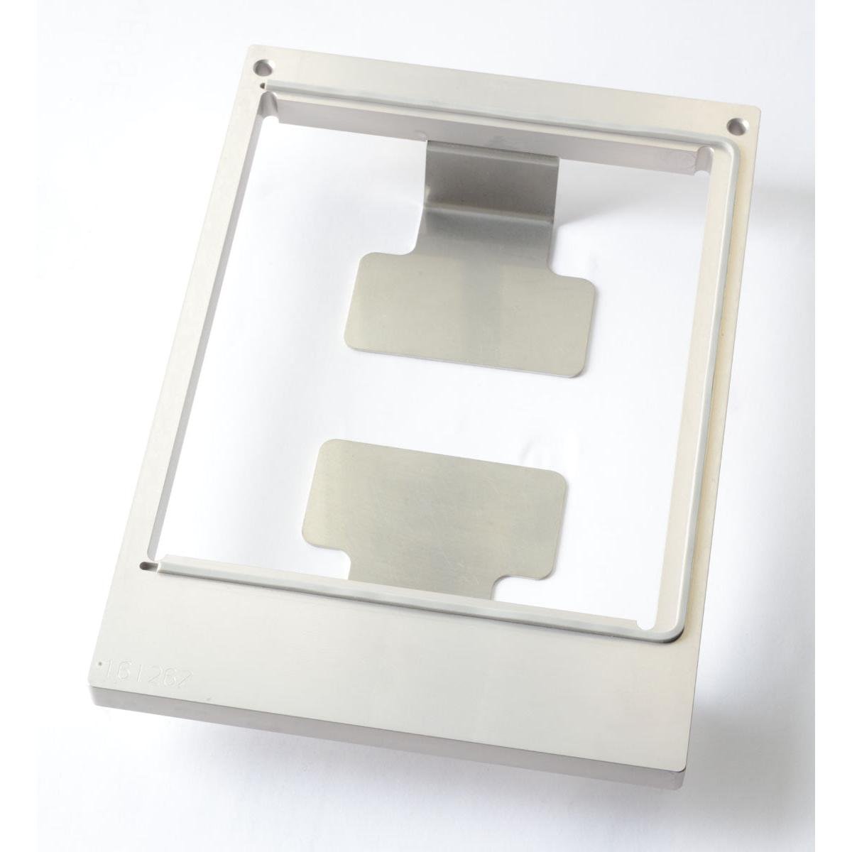 De Duni GmbH Cassette DF10/20 voor kartonnen doos is een rechthoekig metalen frame (1200 ml, L) met twee platte platen aan de binnenkant en kleine hoekgaten, perfect voor compacte opslag, afgebeeld op een witte achtergrond.