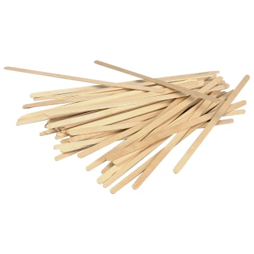 Een stapel Abena Re-Seller GmbH roerstaafjes, hout ligt verspreid op een witte achtergrond. Deze dunne, platte, rechthoekige houten roerstaafjes met afgeronde uiteinden zijn ideaal voor de keuken en milieuvriendelijk gebruik.