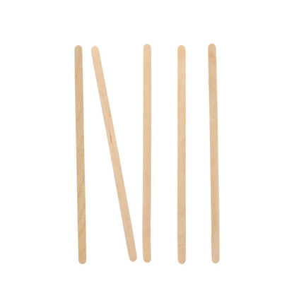 Vijf PAPSTAR "pure" roerstokjes van PAPSTAR GmbH staan rechtop op een witte achtergrond, waarbij het vierde stokje als inkepingen naar links is gekanteld. Het lichte natuurlijke hout geeft het roerstokje een duidelijke, minimalistische uitstraling.