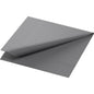 Een enkele Duni GmbH Zellt.-Serv. 24x24 cm, 3-laags granietgrijze servet uit een verpakking van 250 stuks wordt gedeeltelijk uitgevouwen op een witte achtergrond weergegeven en toont een subtiel geometrisch reliëfpatroon aan de rand.