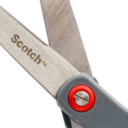 Nahaufnahme eines Paars geöffneter Scotch™ Präzisionsscheren der 3M Deutschland GmbH mit Klingen aus rostfreiem Stahl, grauen Kunststoffgriffen und einer roten Schraube am Drehpunkt. Auf einer Klinge ist "Scotch" aufgedruckt.