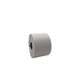 Een enkele grote rol CWS toiletpapier Recycling Wit 25 g/m² van CWS, met zichtbare kartonnen kern, staat op de zijkant voor een effen witte achtergrond.