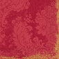 Een gestructureerde achtergrond in Royal Bordeaux met ingewikkelde bloemen- en bladmoten, afgewerkt met een geel-gouden rand - ideaal voor Duni GmbH Zellt.-Servetten 33x33 cm, 3-laags (verpakking met 250 servetten).