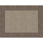 Ein minimalistisches, geometrisches Bild zeigt eine quadratische, beigefarbene Fläche mit einer gewebten Textur, die auf einem dunkleren, braunen Hintergrund zentriert ist und an das gitterartige Design der Dunicel-Tischsets 30 x 40 cm Linnea greige der Duni GmbH (100 Stück) erinnert.