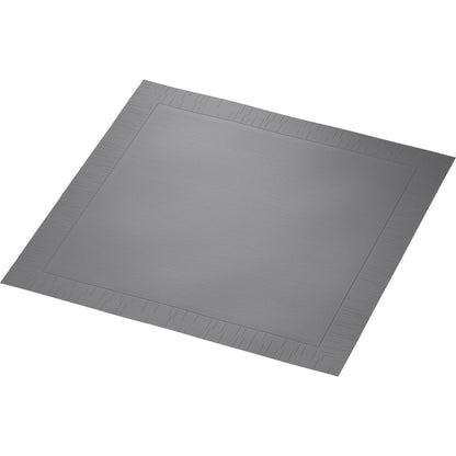 De Klassikservietten 40 x 40 cm 4-laags, geperst 1/4 vouw van Duni GmbH is een grijs, licht gestructureerd, rechthoekig servet met subtiele rand, afgebeeld op een witte achtergrond.