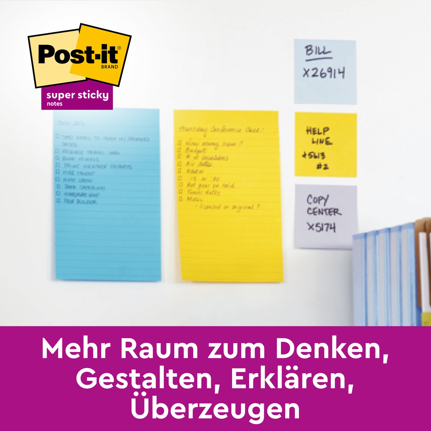 Een Post-it® Super Sticky Notes in groot formaat, 101 mm x 152 mm, gelinieerd, in verschillende kleuren zijn bevestigd aan een witte muur boven een plank met mappen. Onderaan staat: "Meer ruimte om te denken, ontwerpen, uitleggen, overtuigen."