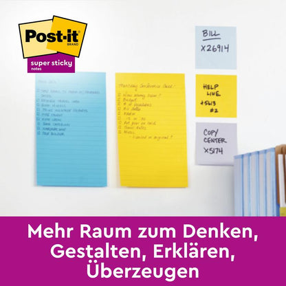 Drie Post-it® Super Sticky Notes in groot formaat, gelinieerd (102 mm x 152 mm, 45 vel/blok, 100% PEFC) van 3M Deutschland GmbH in blauw en geel kleven met handgeschreven lijsten aan een witte muur. Hieronder staat: "Meer ruimte om te denken, creëren, uitleggen, overtuigen."