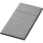 De Duni GmbH Zellt Servetten 33x33 cm, 3-laags, granietgrijs (250 stuks) biedt een keurig gevouwen, hoogwaardige servet met een gestructureerd zeshoekig patroon op het bovenste deel.