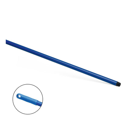 De Nölle Profi Brush HACCP glasvezelsteel 150 cm van Nölle Profi Brush Borstels- & Penseltechniek e.K., hier schuin op wit, heeft een blauw gestructureerd handvat, een zwarte schroefdraadpunt en een ophanggat - ideaal voor de voedingsmiddelenindustrie. De afbeelding toont een detail van het handvat.