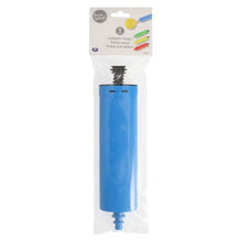 De PAPSTAR pomp voor ballonnen (26x6 cm, kleurrijk gesorteerd) van PAPSTAR GmbH wordt geleverd in een doorzichtige zak met een gelabeld kopstuk met instructies en ballonafbeeldingen; de tuit en de zwarte handgreep zijn zichtbaar voor eenvoudig opblazen van de ballon.