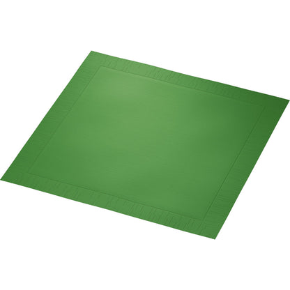De Duni GmbH Klassikservietten 40 x 40 cm 4-laags, geperst 1/4 vouw is een eenvoudig, vierkant groen servet met subtiel randpatroon, dat plat op een witte ondergrond ligt.