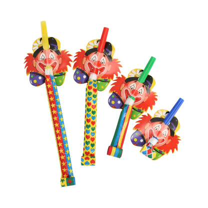 De PAPSTAR feesttoeters "Clowngesicht" (4 stuks) van PAPSTAR GmbH bieden kleurrijke, grappige clowngezichten met speelse patronen - perfect als vrolijke accessoires voor elk kinderfeestje. Afgebeeld in een rij op een witte achtergrond.