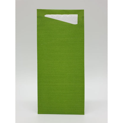Een groene, gestructureerde, rechthoekige envelop, zoals de Duni GmbH Sacchetto Zelltuch 190 x 85 mm, staat rechtop tegen een witte achtergrond, waarvan de bovenste opening een kleine hoek wit papier laat zien.