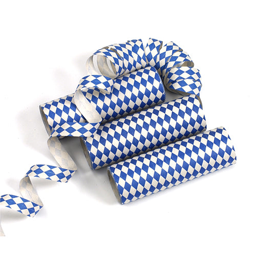 Drie serpentines (à 4 m) van de PAPSTAR GmbH met blauw-wit ruitpatroon zijn op een witte ondergrond gerangschikt, waarvan er één gedeeltelijk is uitgerold - ideaal als hoogwaardige decoratie voor elke feestelijke gelegenheid.