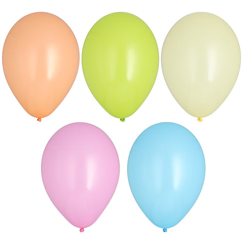 Vijf opgeblazen PAPSTAR 10 ballonnen Ø 25 cm kleurrijk gesorteerd van PAPSTAR GmbH in pastel-oranje, groen, geel, roze en blauw staan in een rij van drie boven een rij van twee op een witte ondergrond.
