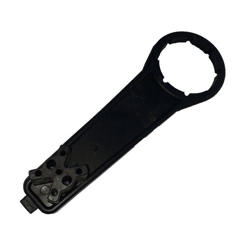 De sleutel voor de L-Ring-vat van Diversey Deutschland GmbH & Co. OHG is een zwart kunststof gereedschap met een ronde, gekerfde uiteinde en een platte handgreep, ideaal voor het aandraaien of losmaken van L-Ring-vatdeksels (1 stuk per verpakking).