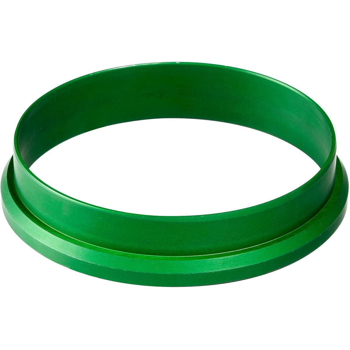 Ein grüner, kreisförmiger Metallring mit erhöhtem Rand für Aufbewahrung 96 mm Kassette DF5, dargestellt auf weißem Hintergrund. Produkt: Kassette DF5 ø 96 mm Grün | Packung (1 Stück), Marke: Duni GmbH.