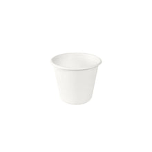 Een kleine witte Duni GmbH dressingbeker 85ml van bagasse (65x65x53mm), biologisch afbreekbaar en composteerbaar, op witte achtergrond; Verpakking: 150 stuks.