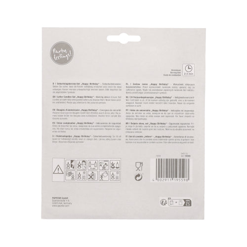 Op de achterkant van de PAPSTAR letterkaarsen "Happy Birthday", 8 cm, blister (1 stuk) van de PAPSTAR GmbH bevinden zich meertalige aanwijzingen, veiligheids- en recyclingsymbolen, barcodes en de naam en het adres van het merk op een lichtgrijze achtergrond.