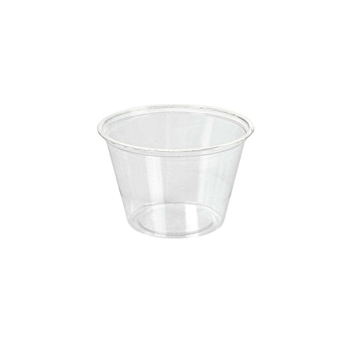 Een transparante rPET-dressingbeker van 120 ml van Duni GmbH (74x74x47 mm) met brede opening en licht taps toelopende zijkanten is afgebeeld op een effen witte achtergrond. Verkocht in verpakkingen van 200 stuks.