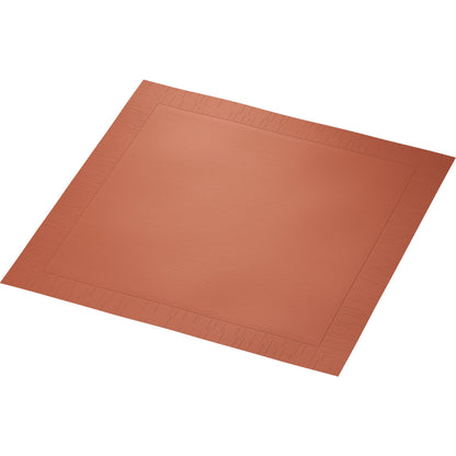 Een vierkante, roodbruine Duni GmbH Klassieke servetten 40 x 40 cm 4-laags, reliëf 1/4 vouw servet met gestructureerd oppervlak en subtiele boord is vanuit een hoek op een witte achtergrond afgebeeld.
