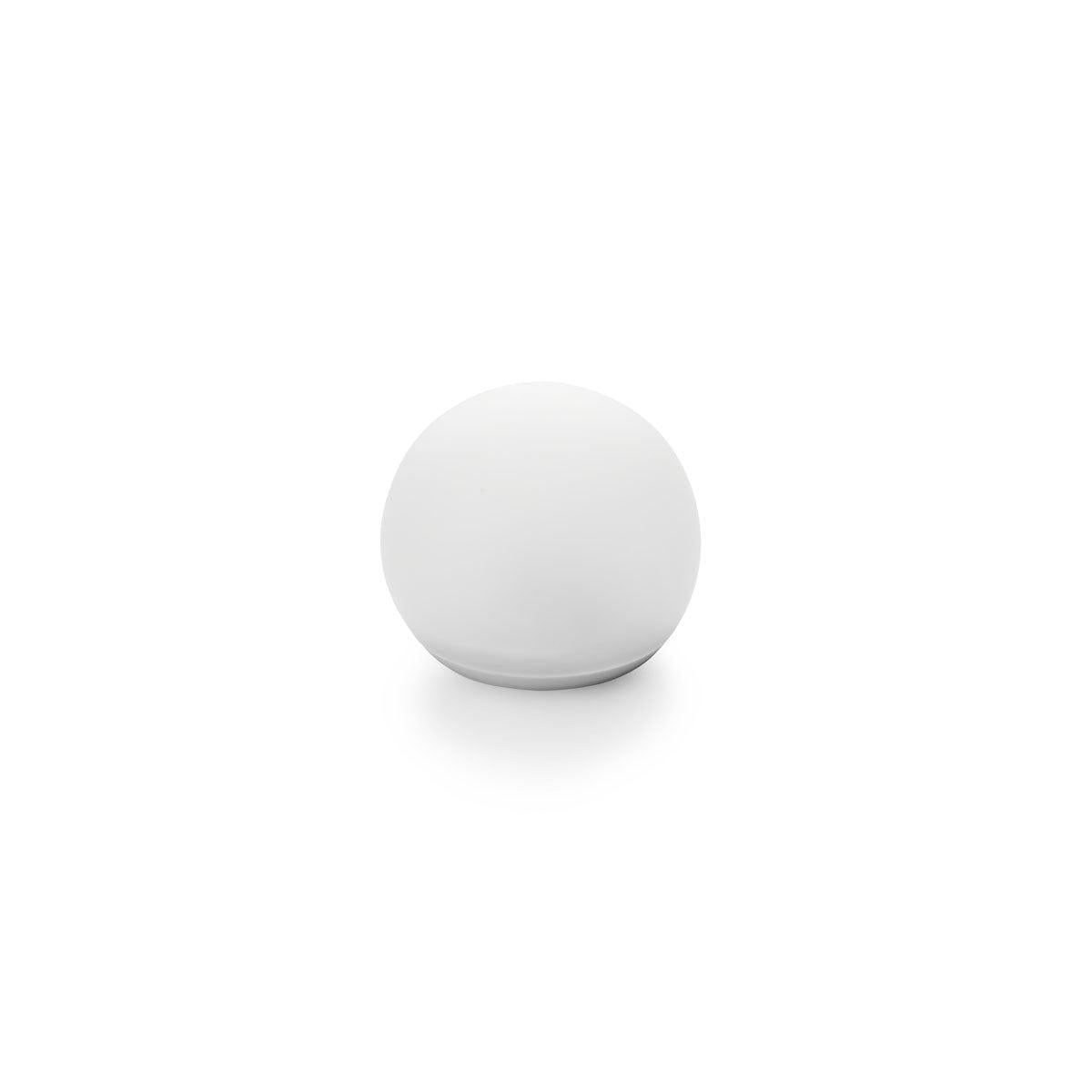 Een Duni GmbH LED-houder 8,4x10 cm voor Globe Lampen (1 stuk) staat in het midden op een witte achtergrond, zijn matte oppervlakte en zijn bolvorm worden benadrukt door een zwakke schaduw eronder.