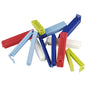 Een set van 10 kleurrijke Starpak-sluitclips van PP-materiaal (rood, blauw, lichtblauw, wit, groen) ligt op een witte ondergrond - ideaal voor het afsluiten van voedselverpakkingen.