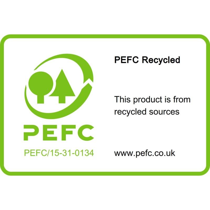 Een groen omrand, rechthoekig etiket toont het PEFC-logo, "PEFC Recycled", de certificering SGSCH-PEFC-COC-110078 en bevestigt dat de 3M Post-it® Recycling Z-Notes Geel, die 100% PEFC-gecertificeerd zijn, van gerecycled materiaal zijn gemaakt (www.pefc.co.uk).