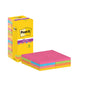 Een gele doos van 3M Deutschland GmbH Post-it® Super Sticky Notes (76x76mm, 90 vellen/blok, 16 blokken/verpakking, verschillende kleuren) wordt naast gekleurde blokken getoond. De verpakking benadrukt het merkelogo en details zoals 100% PEFC.