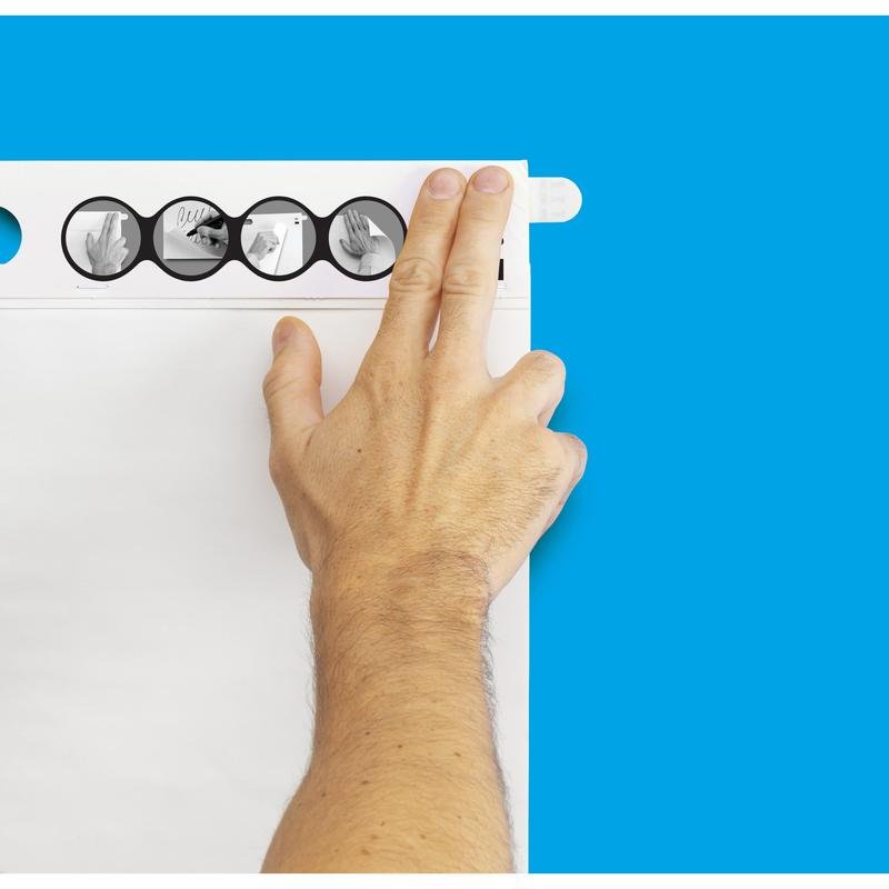 Een persoon bevestigt een vel op een flipover met een blauwe achtergrond met behulp van het Post-it® Super Sticky zelfklevende vergaderblok/flipover 566 (58,4 x 50,8 cm, 20 vellen, 2 blokken) van 3M Deutschland GmbH met Command™-strips en geïllustreerde handleiding.