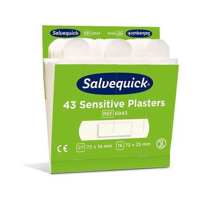 Een groen-witte doos met het opschrift "Orkla Wound Care AB Sensitive Pleisters, 43 stks./Navulling (vlies) | Verpakking (6 stuks)" is geopend en onthult witte pleisters binnenin. Op de doos staan maten, symbolen en het referentienummer 6943.