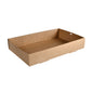 Een grote, bruine cateringtray van karton/PLA (450x310 mm) van Duni GmbH, verpakking van 50 stuks - milieuvriendelijk, biologisch afbreekbaar, met lage zijkanten en handgreep aan één uiteinde.