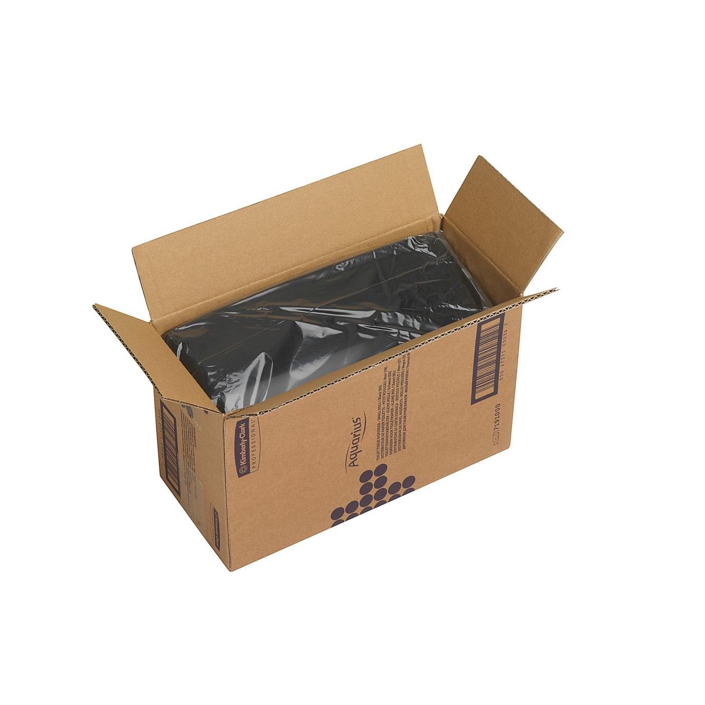 Eine offene Pappschachtel mit aufgedruckten Grafiken zeigt im Innern einen in schwarzem Kunststoff verpackten Aquarius™ Toilettenpapierspender (18,00 x 29,80 x 12,80 cm) von Kimberly-Clark GmbH vor einem schlichten weißen Hintergrund.