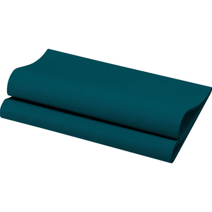 Een donkere, teal kleurige yogamat, die netjes gevouwen is om zijn gestructureerde oppervlak en schone randen op een witte achtergrond te onthullen, herinnert aan de verfijnde elegantie van de Bio-Dunisoft-servetten 40 x 40 cm 1/4 vouw van Duni GmbH.