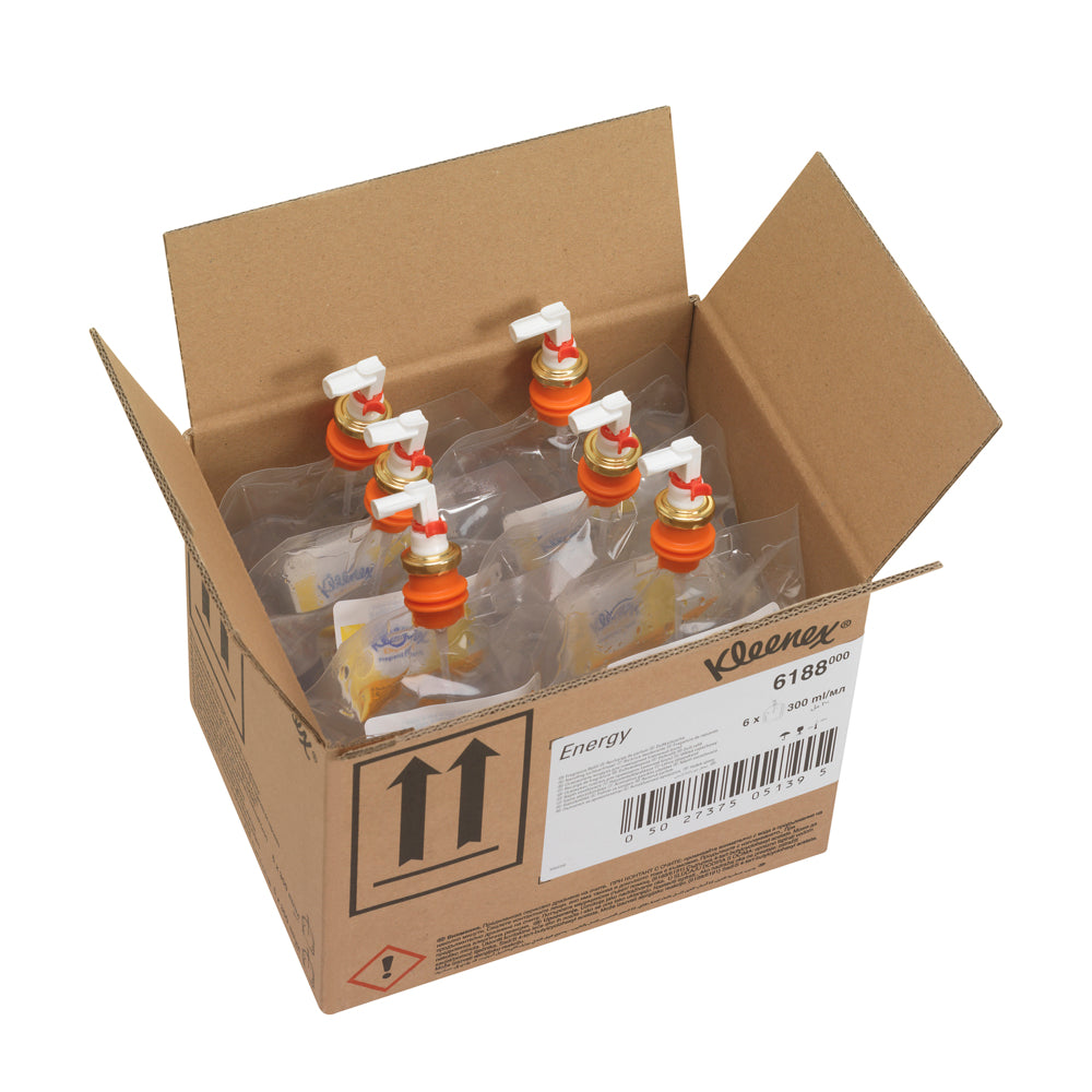 Eine geöffnete Schachtel zeigt sechs transparente 300 ml Kleenex® Duft Energy Nachfüllpacks (Kimberly-Clark GmbH) mit weißen und orangefarbenen Hähnen. Der Karton ist mit einem Kleenex-Etikett und Versandzeichen versehen. Markiert als Auslaufartikel, enthält 6 Kassetten pro Karton.