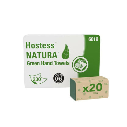 Een wit-groene Hostess™ NATURA™ handdoekendoos (zigzagvouw, 23 x 25 cm) van Kimberly-Clark GmbH wordt naast een beige "x20"-verpakking met milieuvriendelijke symbolen en groene tekst getoond.
