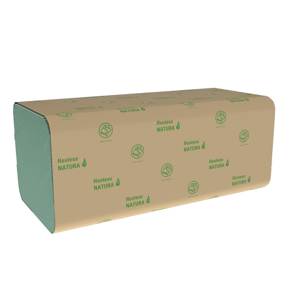 Een stapel Hostess™ NATURA™ handdoeken - zigzagvouw, klein (23 x 25 cm) van Kimberly-Clark GmbH wordt geleverd in een verpakking met de opdruk "Hostess Natura" en groene symbolen. Deze milieuvriendelijke handdoeken bieden een eenvoudige, efficiënte toepassing.