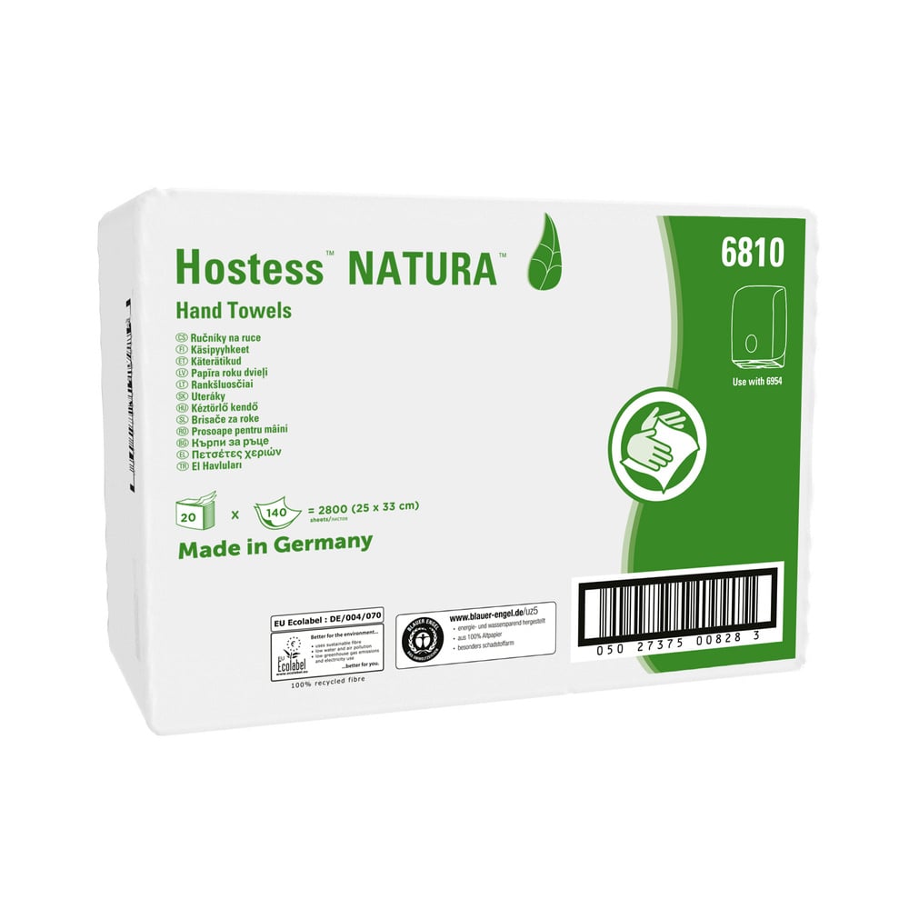 Een rechthoekige witte doos Kimberly-Clark Hostess™ NATURA™ C-vouw handdoeken (wit, M), met groene tekst en grafiek, bevat 20 pakketten van elk 140 vellen per doos. Made in Germany, details en certificeringen staan op de verpakking vermeld.