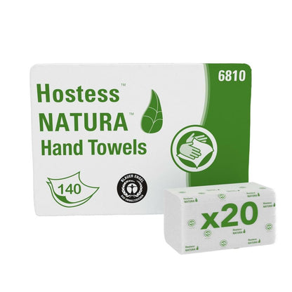 Een pak Hostess™ NATURA™ handdoeken van Kimberly-Clark GmbH, C-vouw, wit, groen en wit verpakt met productnaam, hand- en handdoeksymbolen, nummer 6810 en "x20" bundeling - 20 pakketten van elk 140 vellen per doos.