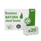 Een pak Hostess™ NATURA™ handdoeken van Kimberly-Clark GmbH, C-vouw, wit, groen en wit verpakt met productnaam, hand- en handdoeksymbolen, nummer 6810 en "x20" bundeling - 20 pakketten van elk 140 vellen per doos.