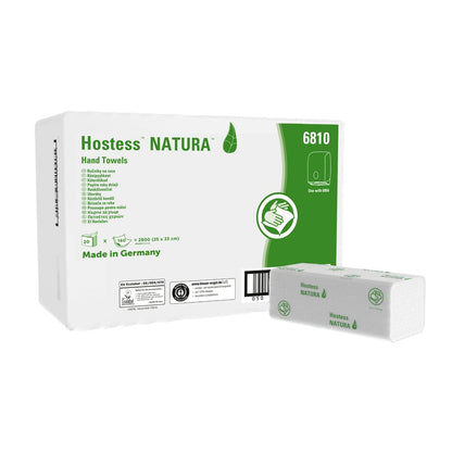 Een witte doos Hostess™ NATURA™ C-vouw handdoeken van Kimberly-Clark GmbH is voorzien van groene tekst en een bladlogo en bevat 20 pakketten (elk 140 vellen). Gemaakt in Duitsland, milieuvriendelijk, met productinformatie en gebruiksaanwijzingen op de doos.