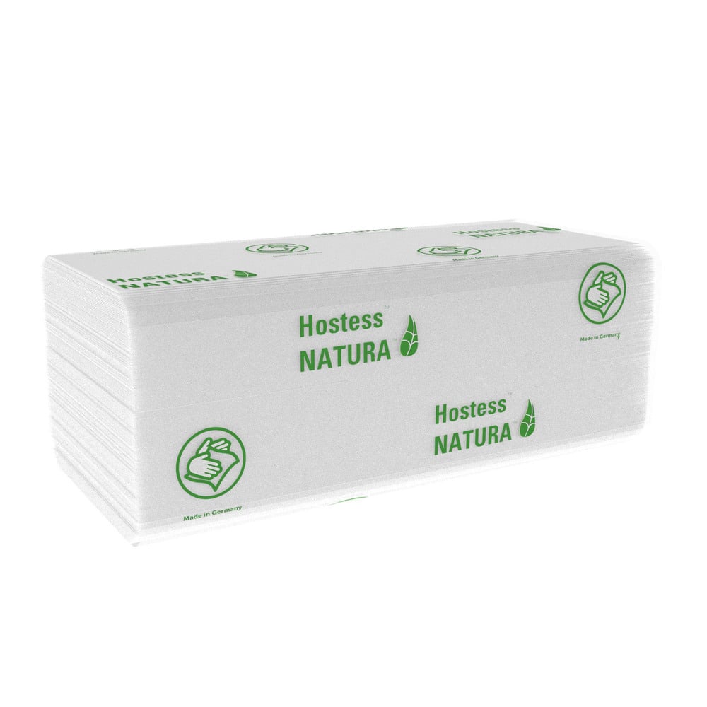 Een stapel gevouwen witte Hostess™ NATURA™ C-vouw handdoeken van Kimberly-Clark GmbH met groene bladgrafiek, duim omhoog-symbool, "Made in Germany"-tekst en milieuvriendelijke branding. 20 x 140 vellen per doos.