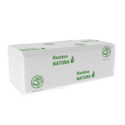 Een stapel gevouwen witte Hostess™ NATURA™ C-vouw handdoeken van Kimberly-Clark GmbH met groene bladgrafiek, duim omhoog-symbool, "Made in Germany"-tekst en milieuvriendelijke branding. 20 x 140 vellen per doos.