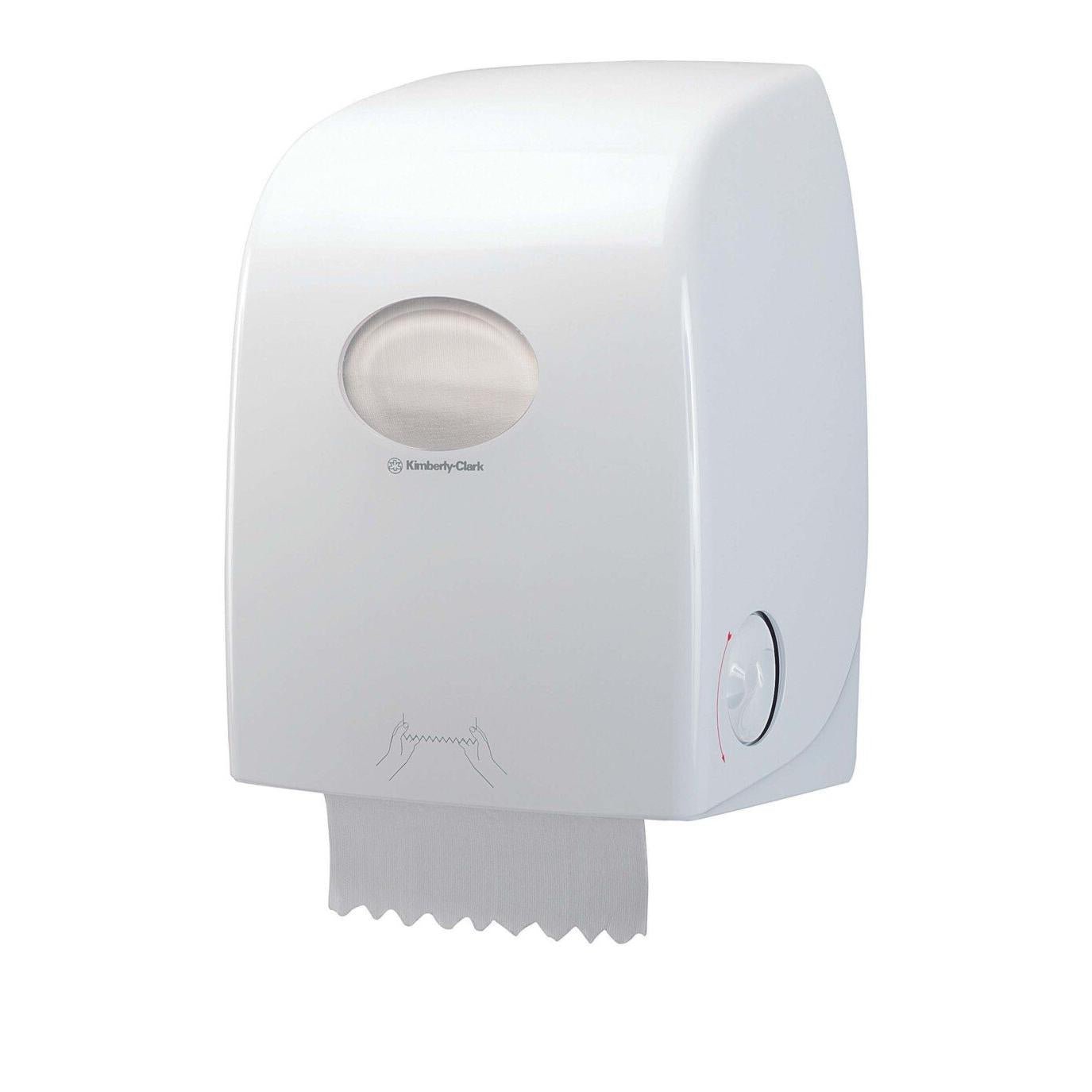 De witte, aan de muur gemonteerde Scott® ESSENTIAL™ Handdoekdispenser van Kimberly-Clark GmbH heeft een transparant venster dat de inhoud van de rol toont, een uitstekend vel en een geïllustreerd treksymbool voor eenvoudig gebruik.